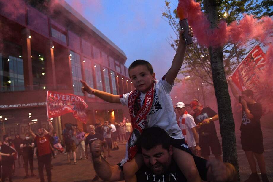 Aficionados del conjunto 'red' llegaron al estadio de Anfield para celebrar el título de su equipo.