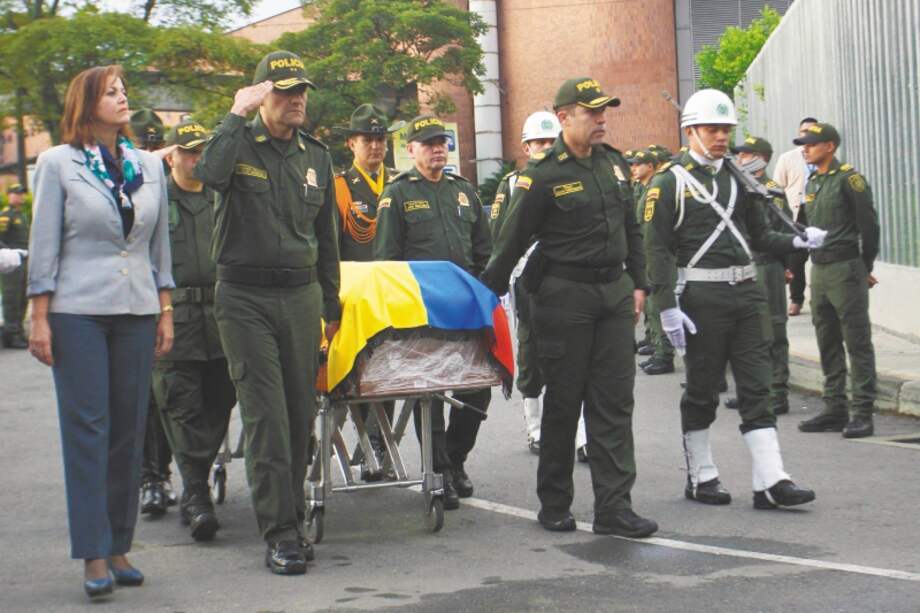 Los cuerpos de los ocho oficiales asesinados fueron trasladados en la mañana de ayer a Medellín. / Luis Benavides - El Espectador