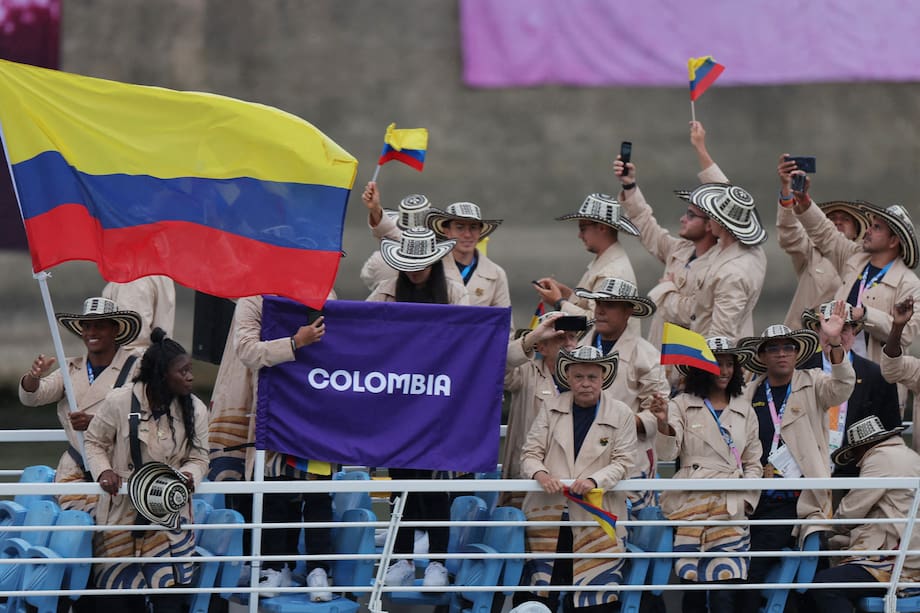 La delegación de Colombia saluda a los parisinos en su paso por el río Sena.