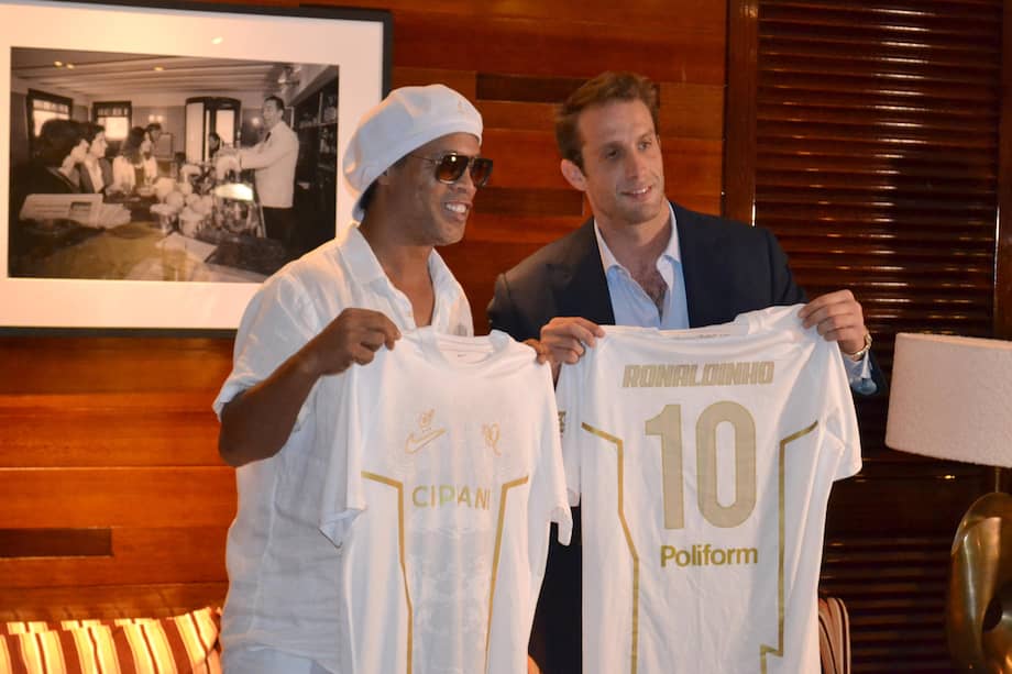 Ronaldinho durante su presentación como futbolista del Ravenna italiano.