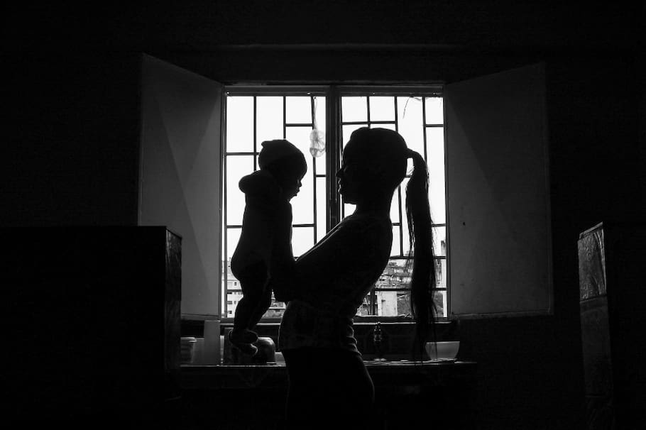 Las madres solteras son consecuencia de una problemática de abandono paterno en Colombia.