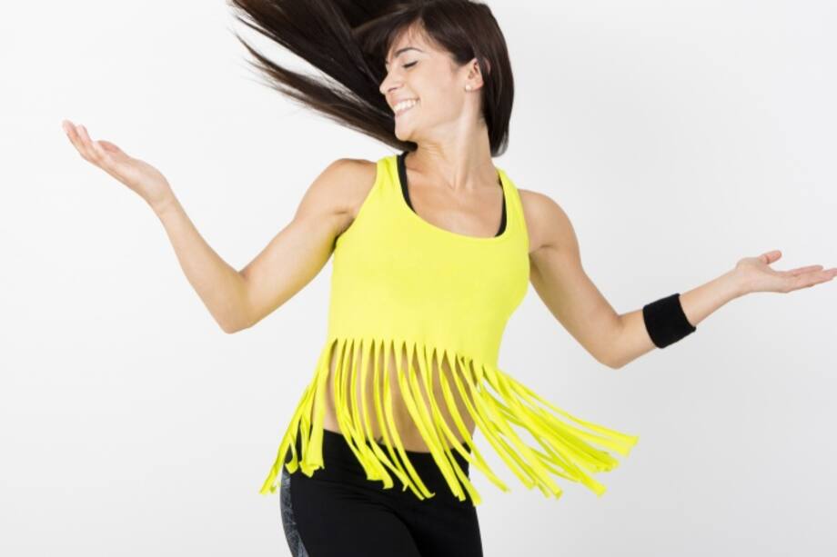 Mujer feliz haciendo ejercicio