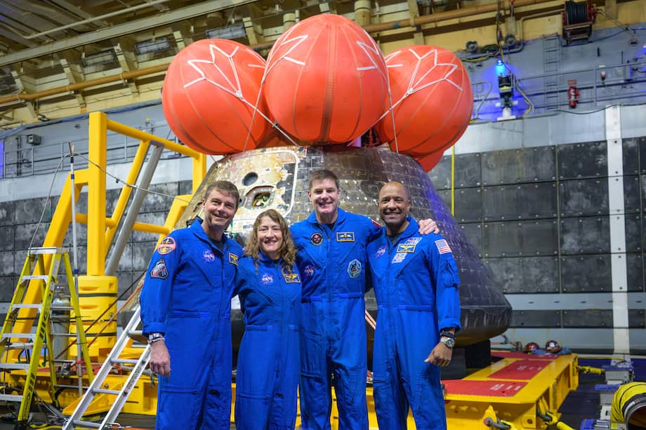 Los astronautas de la misión Artemis II posan para una foto de grupo tras contemplar su nave espacial Orión —a la que bautizaron como Integrity— en la cubierta de carga del USS John P. Murtha tras su amerizaje.