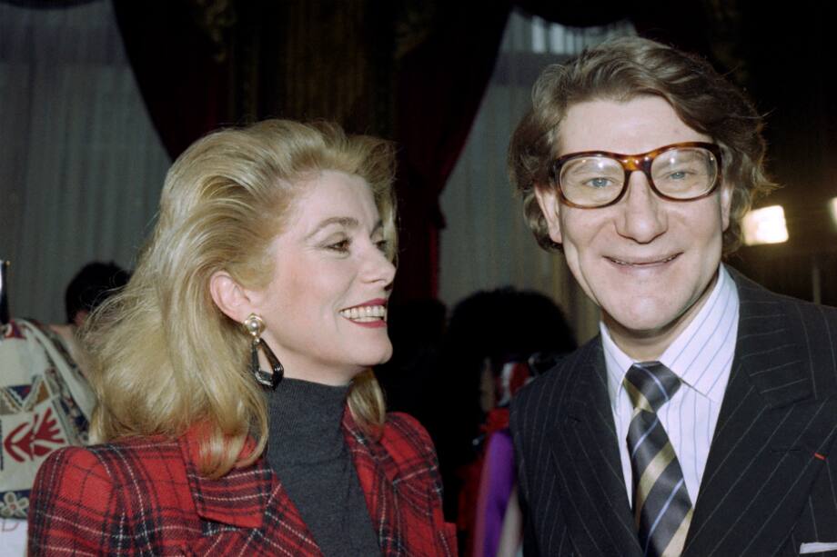 La actriz francesa Catherine Deneuve y el diseñador Yves Saint Laurent. / PIERRE Guillaud/ AFP