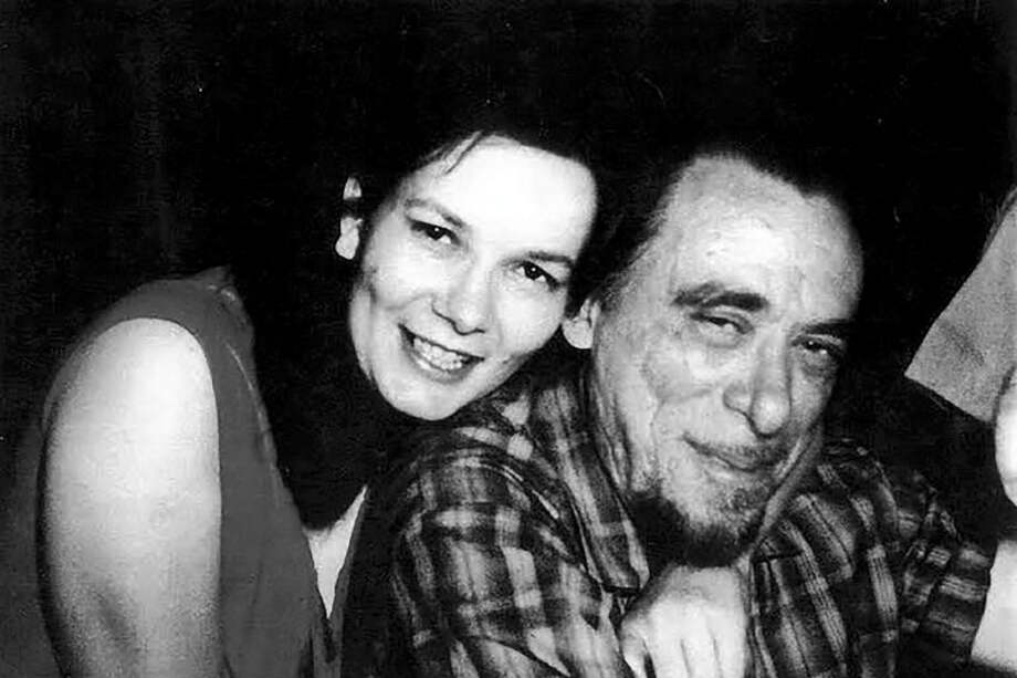 Charles Bukowski, referente de la Generación Beat, junto a Linda King, poeta y dramaturga.