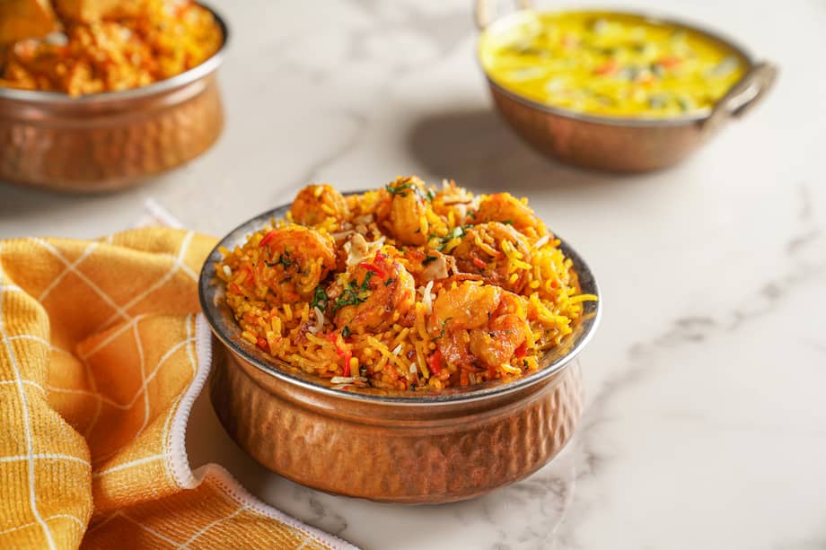 Sirve este arroz con camarones con unos buenos patacones.