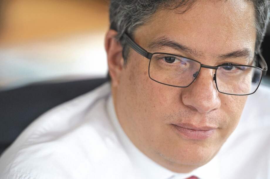 Por el aumento del IVA del 16 % al 19 % va a haber un período de transición para remarcar los precios, explica Santiago Rojas, director de la DIAN. / Cristian Garavito