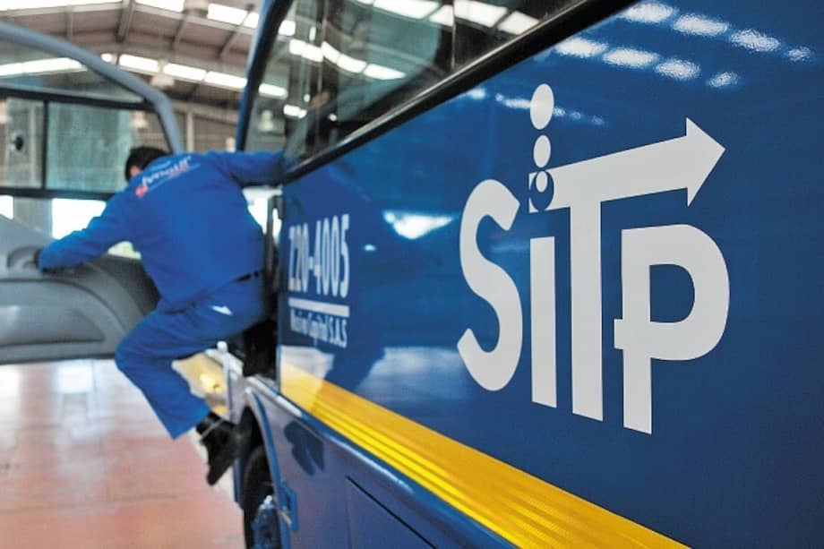 El Distrito ha concretado menos del 15 % de la cantidad de buses que requiere para renovar la flota del sistema. / Óscar Pérez - El Espectador