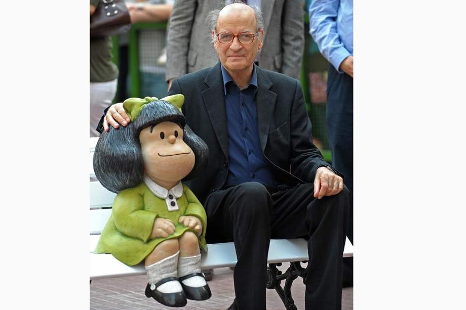 Joaquín Salvador Lavado al lado de Mafalda, durante la inauguración de la estatua en 2009.