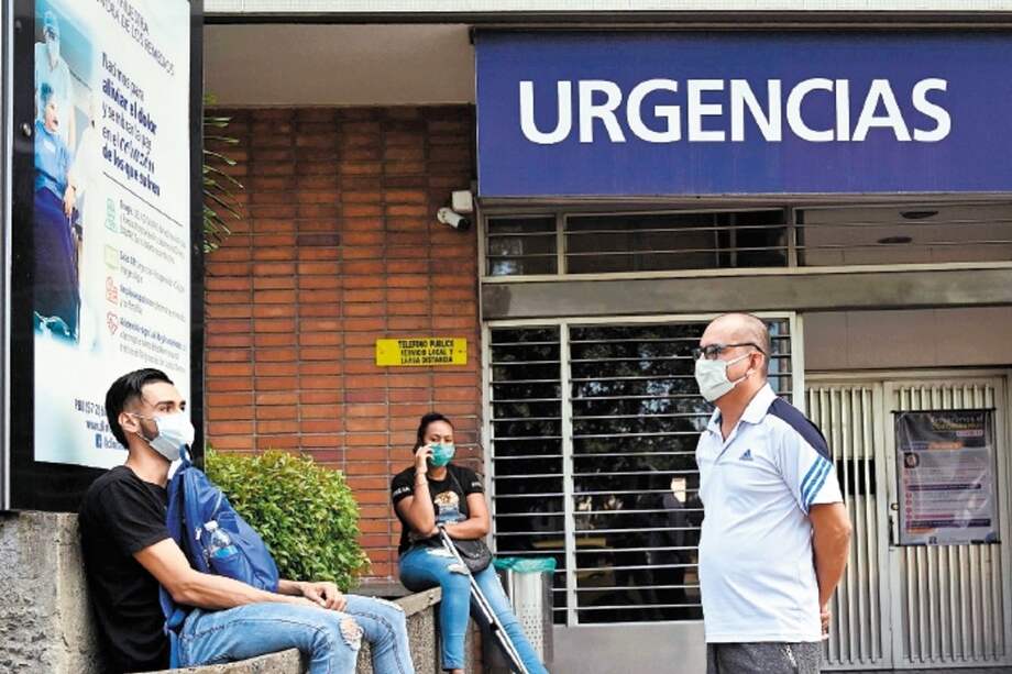 Los epidemiólogos de campo abren el círculo de contactos a cada persona que da positivo para coronavirus. / AFP