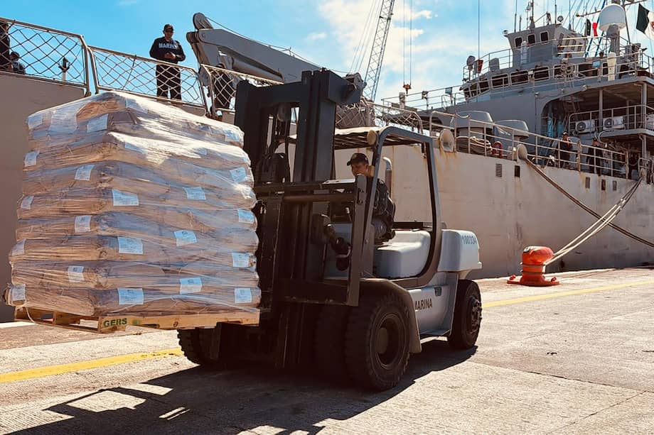 Integrantes de la Armada de México durante el traslado de ayuda humanitaria hacia Cuba este domingo, en el puerto de Veracruz (México).