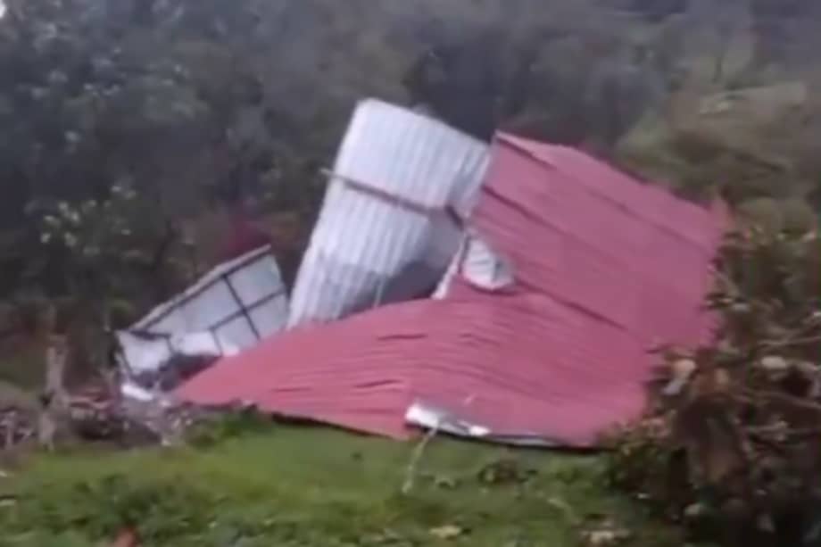 Imagen de videos de redes sociales que registran los estragos de las tormentas en Oiba, Santander.