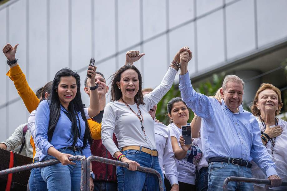 La líder opositora venezolana María Corina Machado (2-i) y el candidato a la presidencia de Venezuela Edmundo González Urrutia (d) participan en una manifestación de apoyo en Caracas (Venezuela).