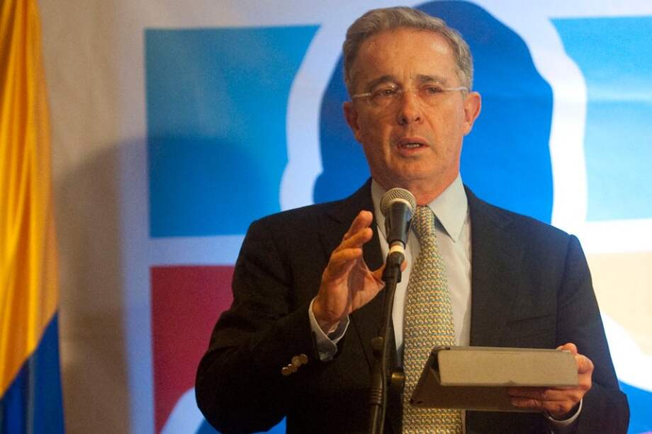 'Existe información para investigar ingreso de dinero del narcotráfico a campaña Santos': Uribe