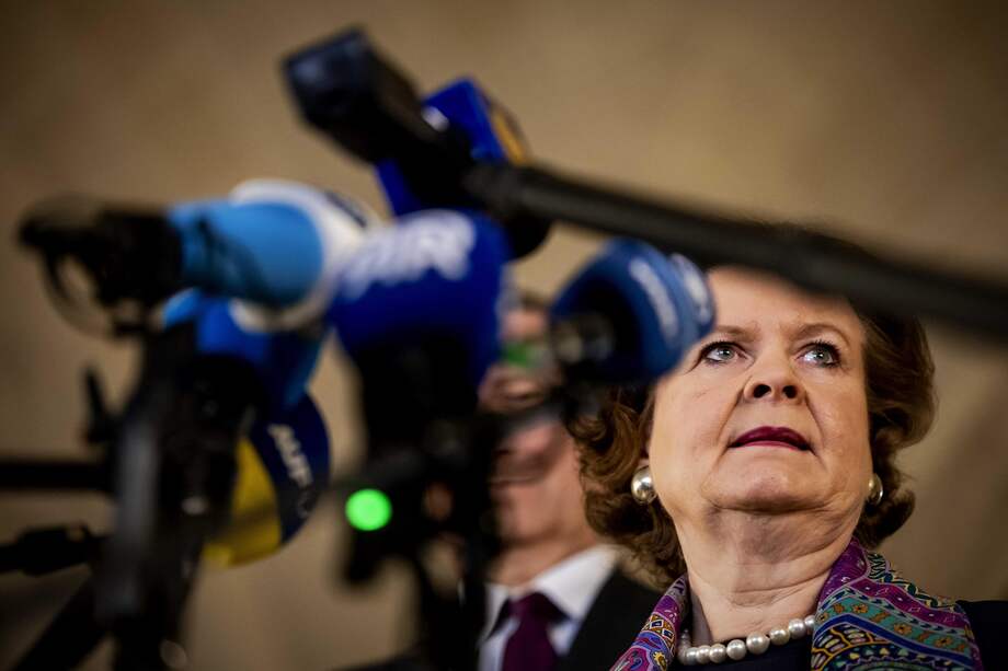 La directora general de Asuntos Jurídicos de Alemania, Tania von Uslar-Gleichen, habla con la prensa tras el segundo día de audiencia en la Corte Internacional de Justicia (CIJ), en el caso iniciado por Nicaragua contra Alemania por la ayuda financiera y militar que el país europeo proporciona a Israel y la eliminación de subsidios a la organización de ayuda UNRWA, en La Haya, Países Bajos, 09 de abril de 2024.