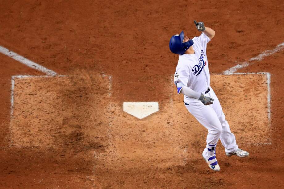 Joc Pederson celebra el cuadrangular en la séptima entrada. / AFP