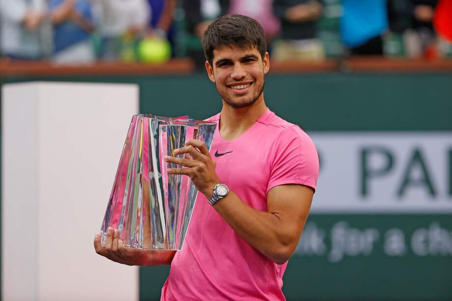 Carlos Alcaraz con el campeonato de Indian Wells.