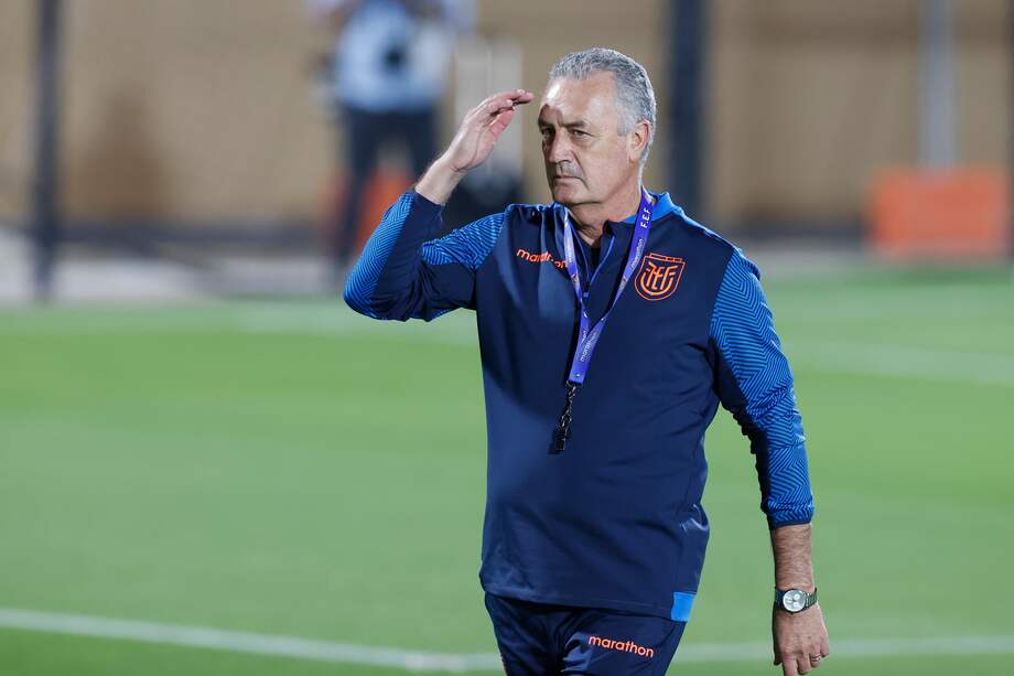 El entrenador de la selección de Ecuador, Gustavo Alfaro, dirige un entrenamiento de la selección nacional este sábado en las instalaciones del club Mesaimeer, en Catar, para preparar su participación en el Mundial FIFA Qatar 2022.