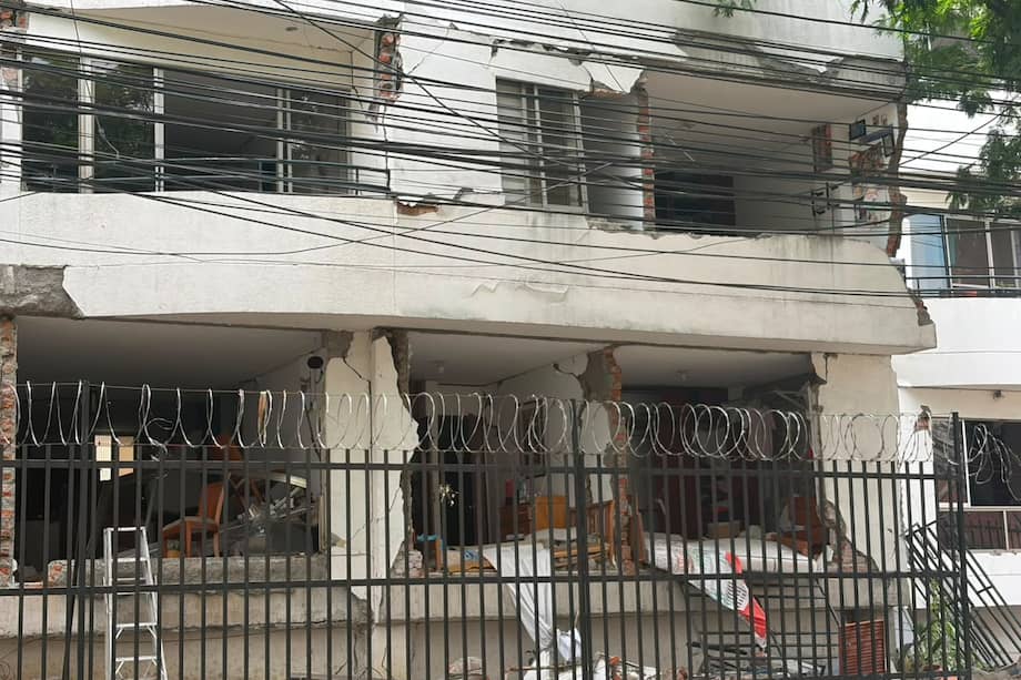 Las habitaciones y objetos personales de los habitantes quedaron expuestos tras los daños estructurales que sufrió el edificio.