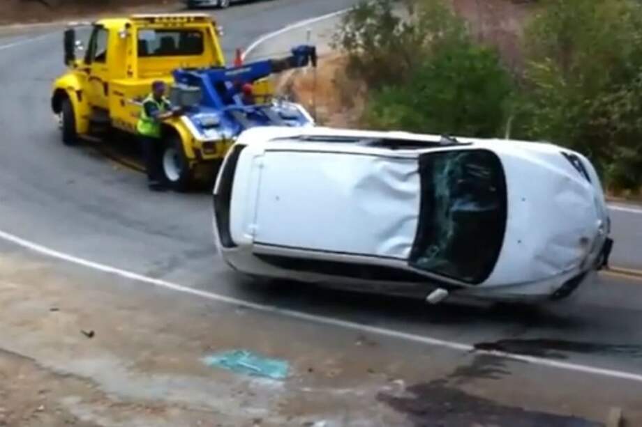 Remolcador envió un Mazda a un barranco