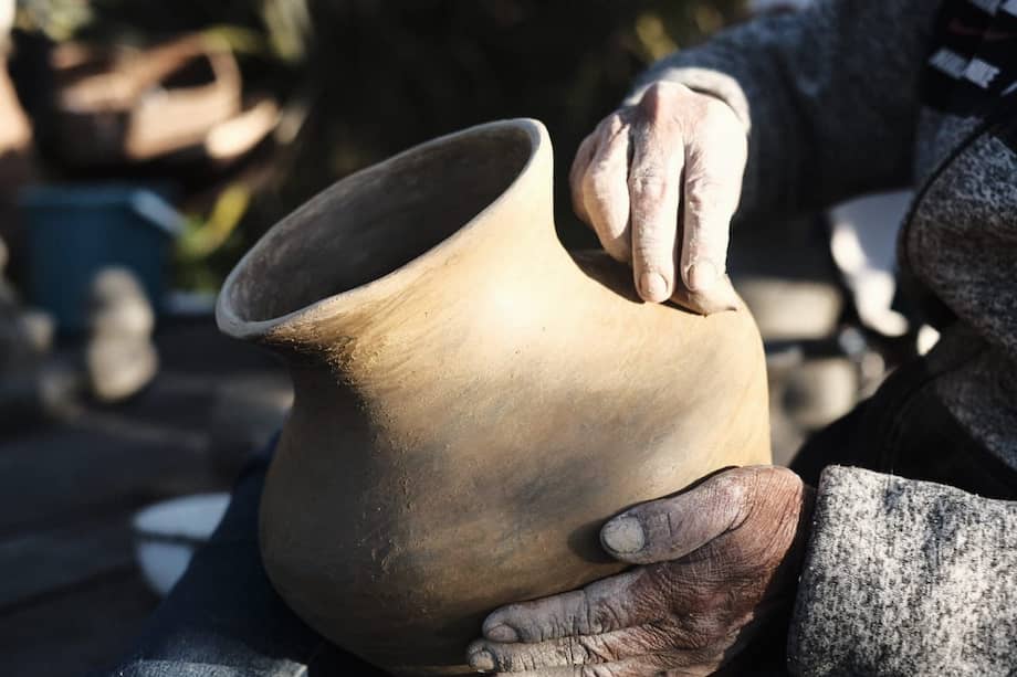 El taller se iniciará con la presentación de los materiales como la greda y el polvo de la apacharana para proceder con la elaboración de las piezas.