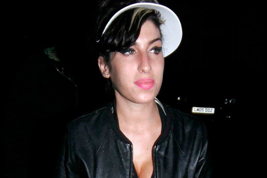 La mamá de Amy Winehouse saltará en paracaídas de un avión para el cumpleaños 30 de su hija