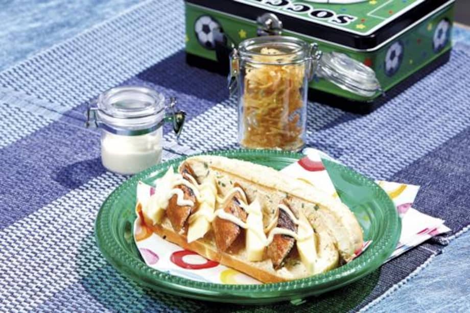 Perro caliente con queso y mostaneza