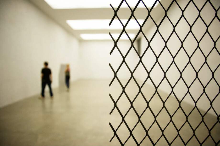 Obra de Janet Cardiff y Forty Part Motet, en la que cada parlante canta un fragmento de la pieza musical al oído . /Tiberio França La obra de la artista colombiana Doris Salcedo, que despliega sobre todas las paredes una maya de hierro y yeso. / André Mantelli