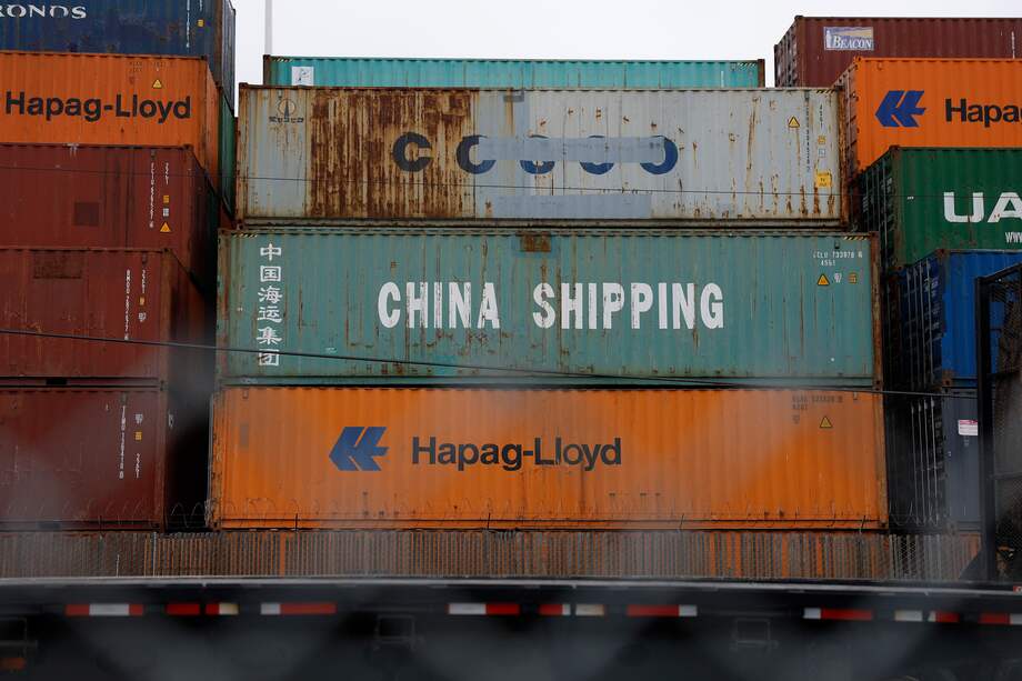 Los contenedores de envío se apilan en el puerto de Oakland el 18 de abril de 2025 en Oakland, California.