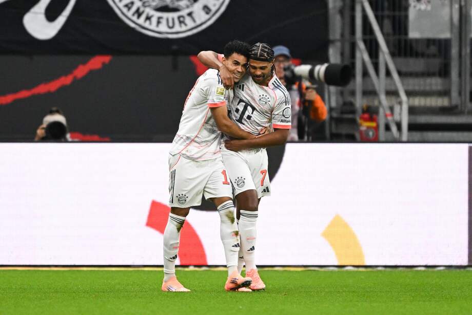 Luis Díaz celebra junto a Serge Gnabry.