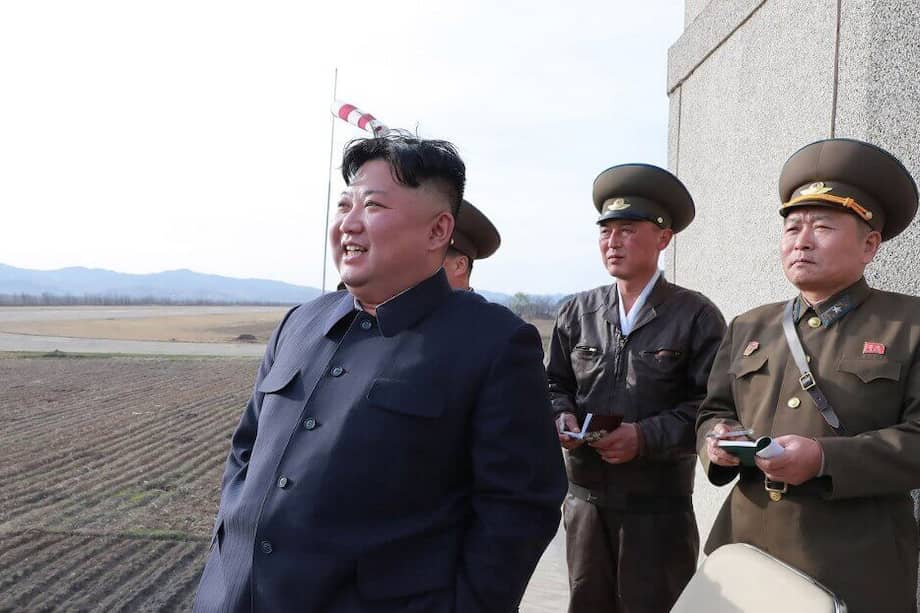 Kim Jong-un supervisa un ejercicio militar. / AFP