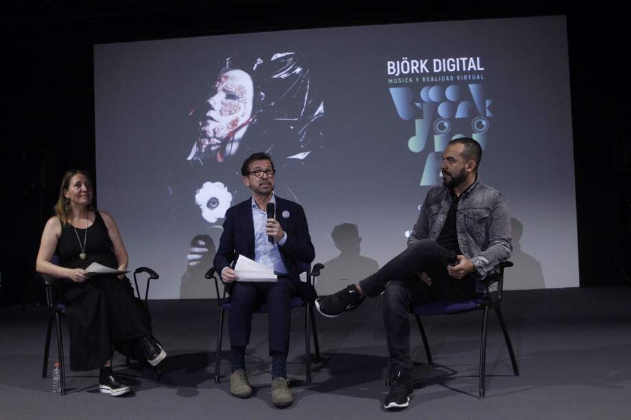De izquierda a derecha: la directora del Centro de Cultura Digital, Grace Quintanilla; el director general del Centro Nacional de las Artes de Ciudad de México, Ricardo Calderón y el productor Alejandro Franco hablan durante una rueda de prensa de presentación de Björk Digital, una exposición de realidad virtual de la artista islandesa Björk. / EFE