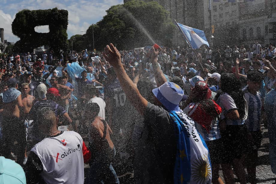 Hinchas argentinos celebran en los alrededores del Obelisco.