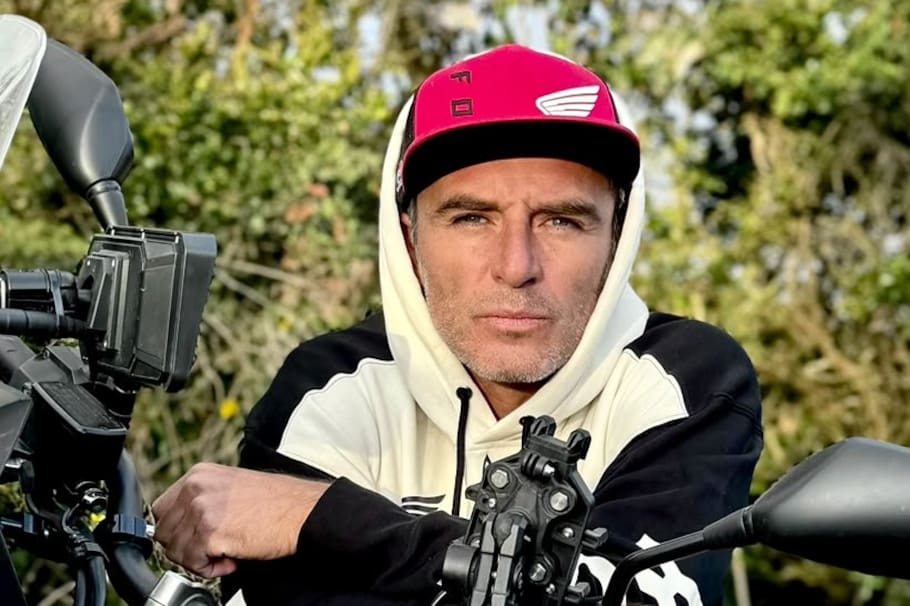 Después de atravesar una profunda crisis personal que incluyó una quiebra y un divorcio, el actor Camilo Sáenz se alejó de los reflectores. Durante casi cinco años se refugió en una cabaña en las montañas, a las afueras de Bogotá, donde encontró una nueva manera de vivir y descubrió varios talentos.