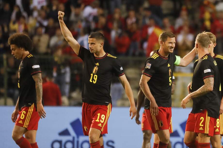 Leander Dendoncker (C) celebra un gol contra Polonia //
EFE/EPA/STEPHANIE LECOCQ