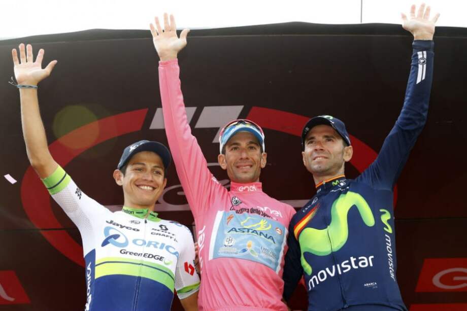 Feliz lució Esteban Chaves en el podio del Giro de Italia. En el centro, el campeón Vincenzo Nibali y a la derecha, el tercero, Alejandro Valverde. / EFE