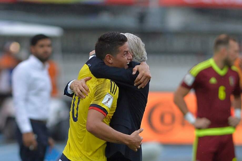 James Rodríguez abraza a José Pékerman tras el segundo gol de Colombia ante Venezuela. / AFP