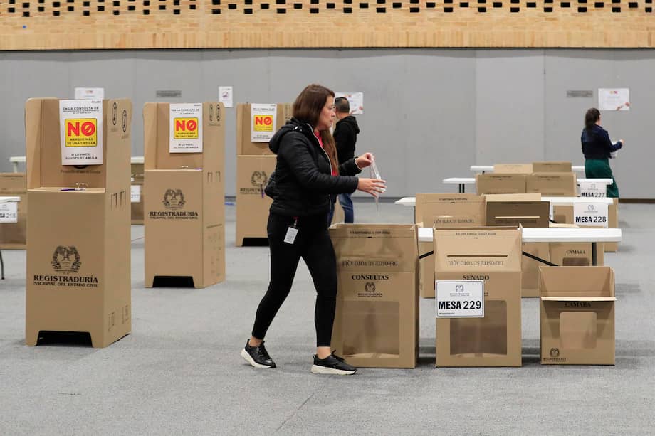 La Registraduría pidió a los colombianos residentes fuera del país verificar su lugar de votación en la aplicación aVotar, en la página oficial de la entidad o en los canales de los consulados.