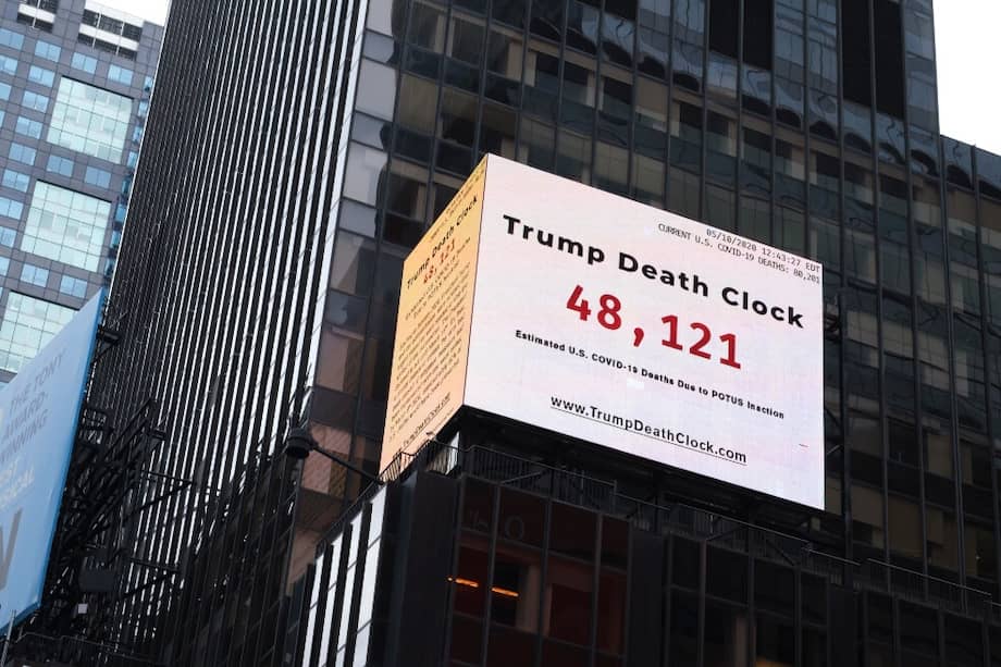 Una valla publicitaria en Times Square muestra el número estimado de personas que han muerto de COVID-19 en los Estados Unidos. / AFP