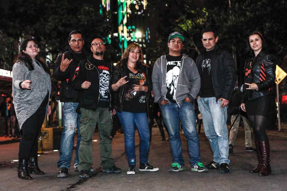 Líderes de las asociaciones dedicadas al metal en Bogotá, entre ellos Adriana Parra (primera a la izquierda), de Barrios Unidos, y Jhon Ruiz (de cachucha), grupo de San Cristóbal. / Camila Díaz