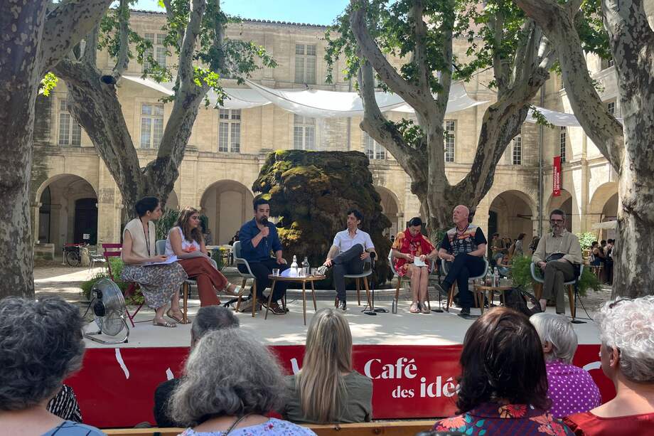 En la imagen, los directores argentinos María Emilia de la Iglesia y Mariano Pensotti, participan en un debate junto al italiano Claudio Longhi y el británico afincado en Brasil Dan Baron Cohen.