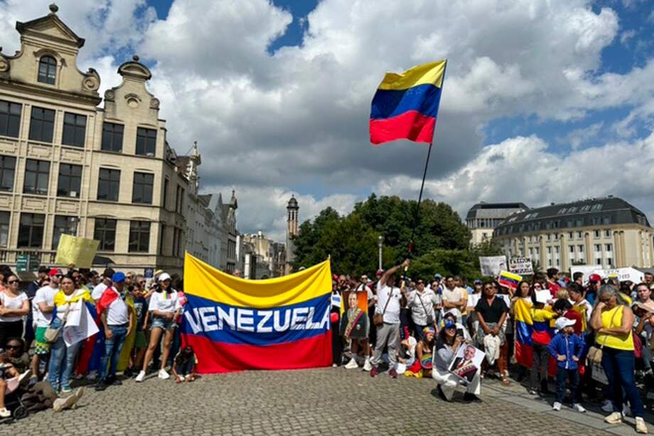 Personas convocadas por la oposición venezolana protestan en Bruselas, Bélgica, para denunciar los resultados oficiales de las elecciones que dieron como vencedor a Nicolás Maduro.