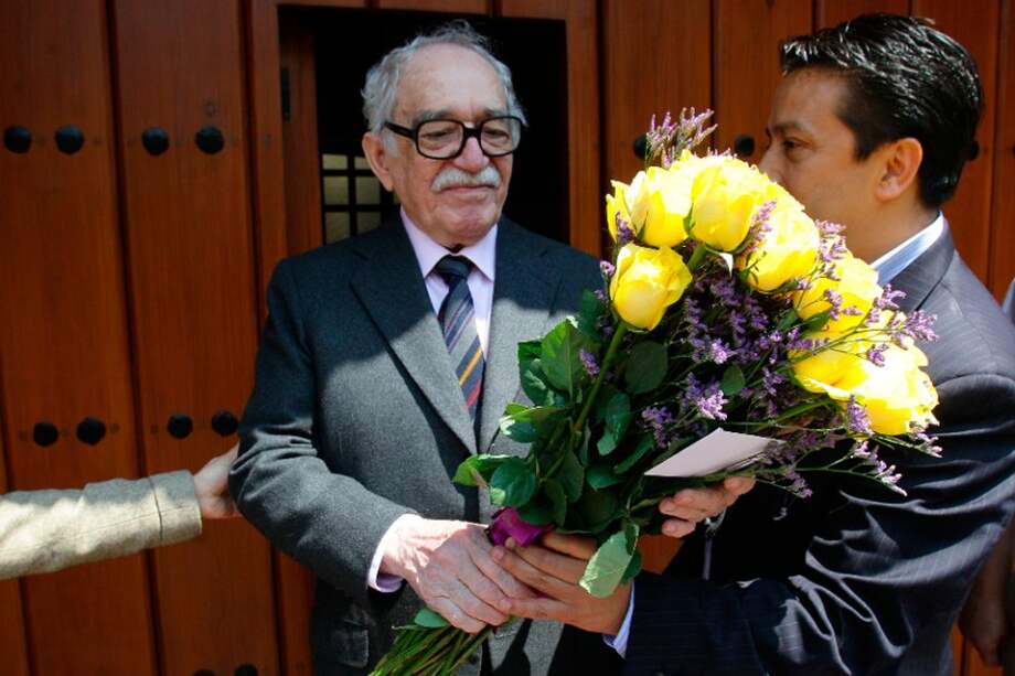 El escritor colombiano Gabriel García Márquez recibe un ramo de flores este 6 de marzo de 2013, afuera de su residencia en la Ciudad de México (México).