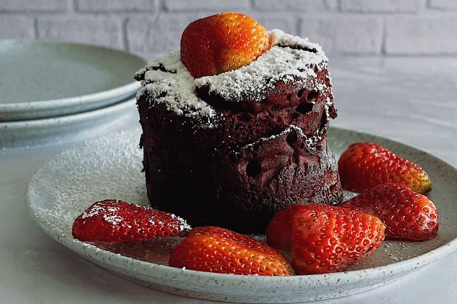 Sirve este mug cake red velvet con fresas o arándanos.