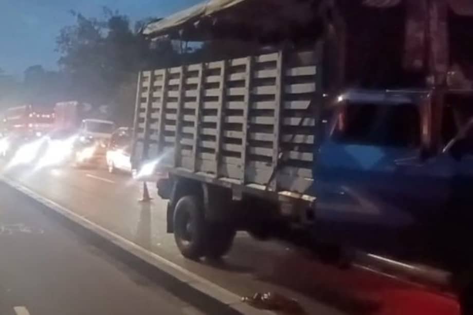 Camión varado en la Autonorte
