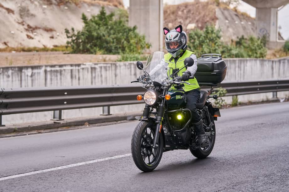 Casi siempre los chalecos airbag para moto están hechos externamente de un material reflectivo a la luz.