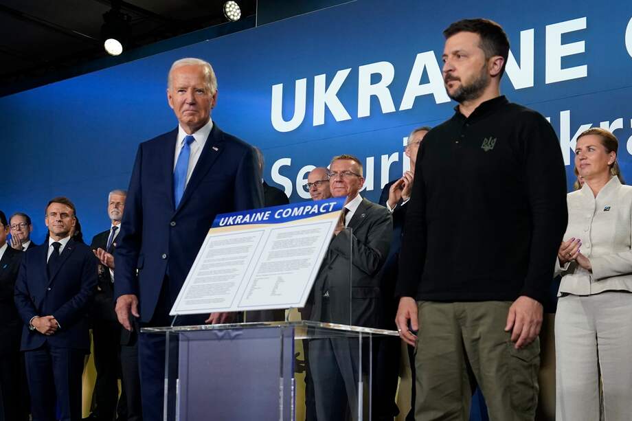 El presidente estadounidense, Joe Biden, y el presidente ucraniano, Volodímir Zelenski, posan junto al Pacto de Ucrania, en el marco de la cumbre de la OTAN.