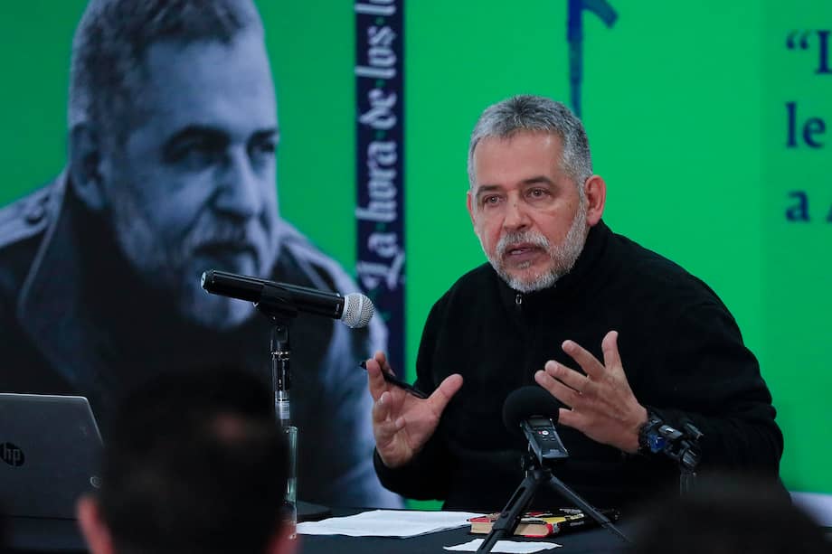 AME1634. BOGOTÁ (COLOMBIA), 09/04/2026.- El escritor colombiano Mario Mendoza habla durante una rueda de prensa este jueves, en Bogotá (Colombia). Mario Mendoza realizó el lanzamiento de su más reciente novela ‘La hora de los lobos’ de la mano de Editorial Planeta. EFE/ Carlos Ortega
