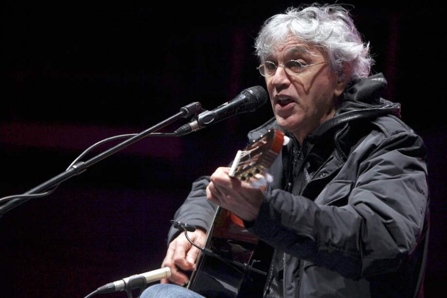 Fotografía de archivo del 5 de noviembre 2011, en donde aparece el cantautor brasileño Caetano Veloso durante una presentación en Portugal.