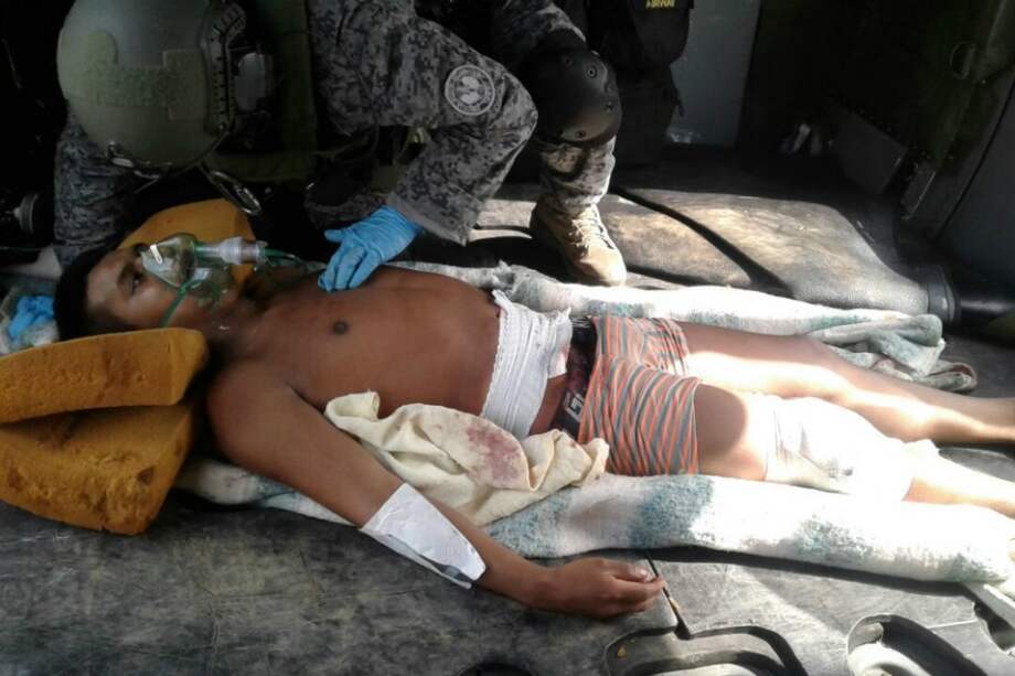 Uno de los secuestradores resultó herido en la operación. La Fuerza Aérea lo transportó hasta un hospital en Cali. / Fuerza Aérea